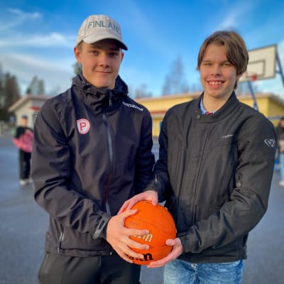 Kaksi yhdeksäsluokkalaista poikaa pitävät yhdessä koripalloa käsissään. Pojat ovat Eemil Koskinen ja Lauri Nyhä.