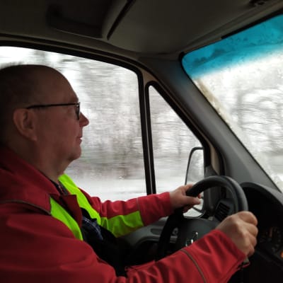 Ensihoitaja Tuomo Hämäläinen ajaa ambulanssia räntäsateessa Ukrainassa.