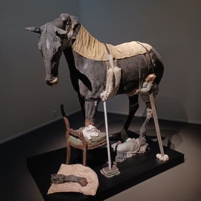 En skulptur av en häst (The Last Horse av Roland Persson)