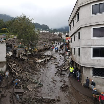 Uppröjningsarbete efter den våg av lera som svepte genom gator i de norra delarna av Ecuadors huvudstad Quito.