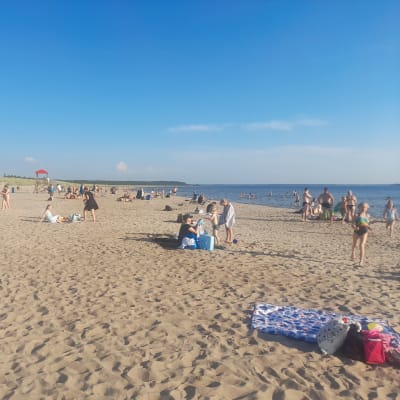 Ihmisiä Porin Yyterin uimarannalla kesällä 2022