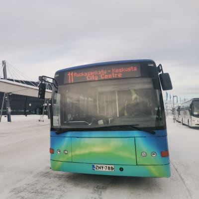 Linkkarin lentokenttäreitin bussi Rovaniemen lentokentällä helmikuussa 2023