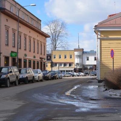 En gata med hus.