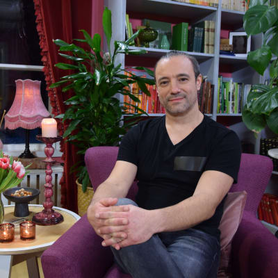 Alexey Kriventsov istuu Strömsöön kirjastossa kädet ristissä polvellaan.