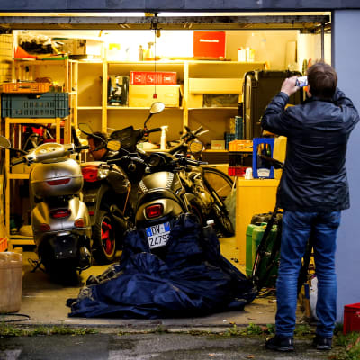 Polisen söker igenom ett garage i Pulheim, Tyskland under räden mot misstänkta Ndrangheta-medlemmar på onsdag morgon.