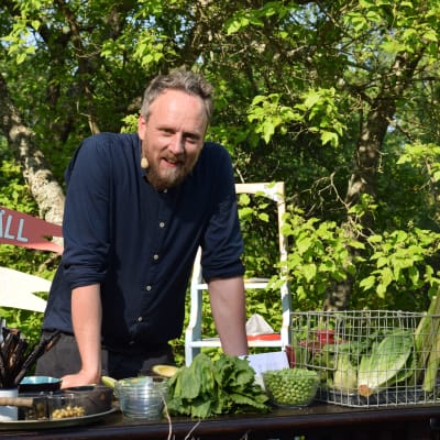 Strömsön kokki Anders Samuelsson puutarhakeittiössä