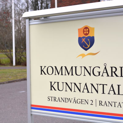 Skylt där det står Kommungården och Kunnantalo utanför kommungården i Ingå.