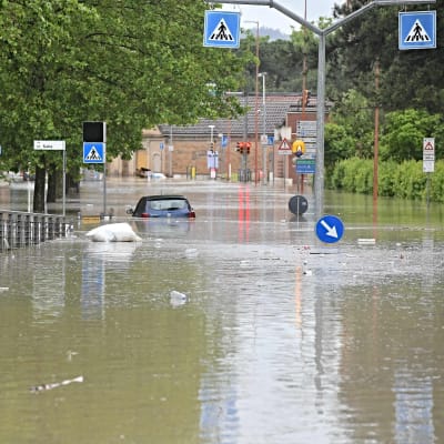 En översvämmad gata i Cesena i Italien. 