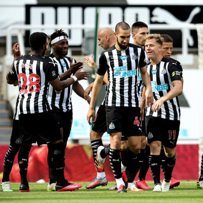 Newcastle United-spelarna firar ett mål.