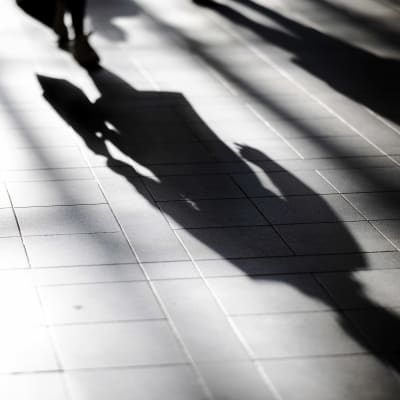 Kuvassa on ihmisten varjoja Helsingin keskustassa lokakuussa 2020.