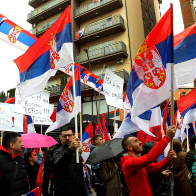 Kosovoserber demonstrerar i Mitrovica mot att tvingas avstå från sina serbiska registerskyltar