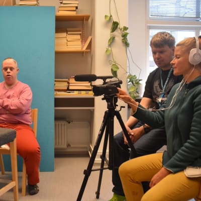 personer i studio kring filmkamera