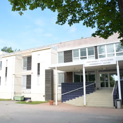 Hangö hälsocentral med bäddavdelningen till vänster.