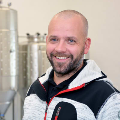 Dave Huldin i sitt bryggeri i Ekenäs.