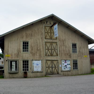 En av de gamla bruksbyggnaderna i Billnäs.