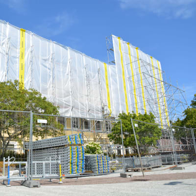 B-delen i Raseborgs sjukhus ska renoveras. Bland annat ska fasaden renoveras. På bilden syns en inpaketerad fasad och byggnadsställningar