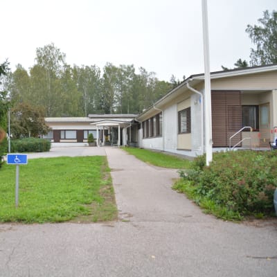 En byggnad i Sjundeå där bäddavdelningen och hälsocentralen finns.