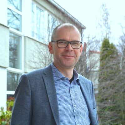 Närbild av rektor Bob Karlsson utanför Ekenäs högstadieskola.