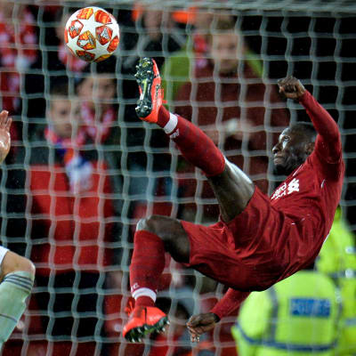 Joshua Kimmich och Sadio Mané kämpar.