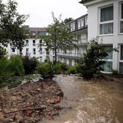 Översämningar i Hagen vid ett stort flervåningshus med många lägenheter.