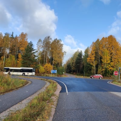 En buss och en bil möts på stamväg 51 i Sjundeå.