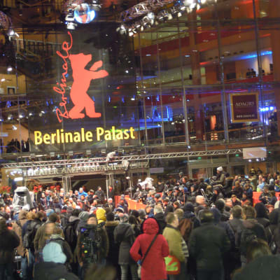 Galapalatset Berlinale Palast där kvällens pris delas ut, i en sal som rymmer närmare 1.500 åskådare.