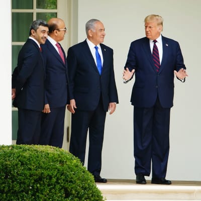USA:s president (till höger) står och pratar med Israels premiärminister Benjamin Netanyahu, Bahrains utrikesminister Abdulatif al-Zayani och Förenade Arabemiratens utrikesminister.