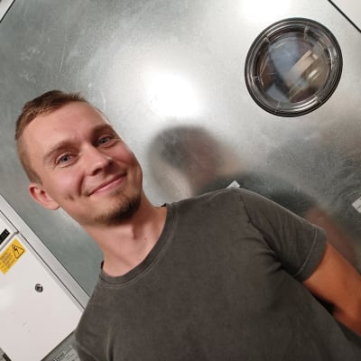 Tekniska direktören John Södergran från Malax kommun framför ett ventilationssystem