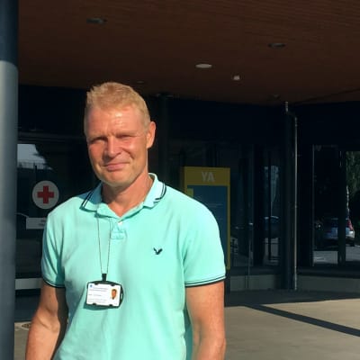 Peter Nieminen är resultatområdeschef vid Vasa centralsjukhus. Här står han vid ingången till akuten.
