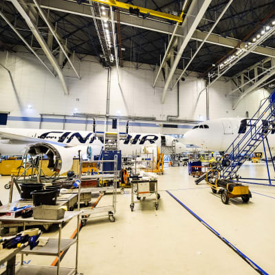 Finnairin hallilla huollettettiin lentokoneita lokakuun 2020 lopulla.