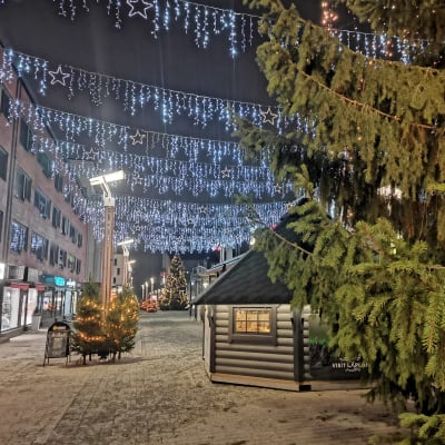 Rovaniemen kävelykatu jouluvalaistuksessa 2.11.2022