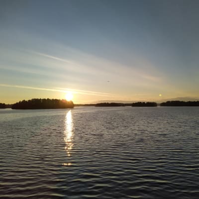 Kallaveden maisemaa auringonnousun aikaan