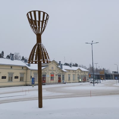 Stålskulpturen Remmaren utanför tågstationen på den nya gågatan i Vasa. Som modell för skulpturen har stått ett gammalt sjömärke, en västprick.
