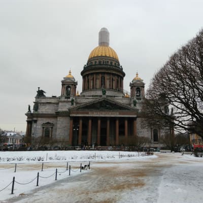 Vy över Isakskyrkan i St Petersburg.