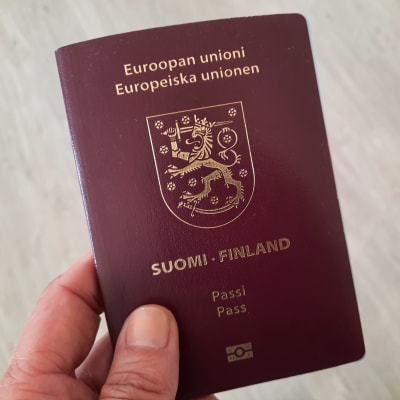 En hand som håller i ett pass. 