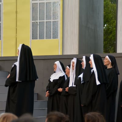 Nunnorna sjunger på scenen.