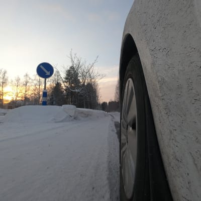 Luminen Kälviäntie Kokkolan Kälviän taajamassa. 