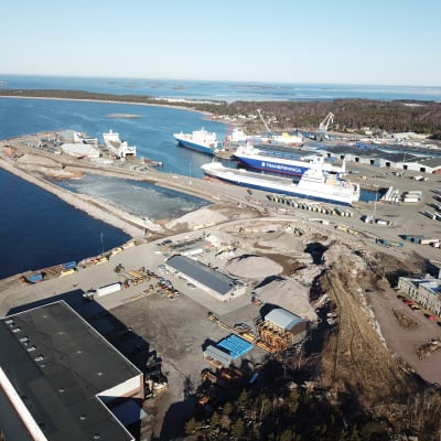 En bild från luften över Västra hamnen i Hangö. På bilden syns båtar och områden som har sprängts bort.