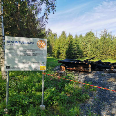 Revontuli-laavun rippeet tulipalon jälkeen Rovaniemellä, kuvattu heinäkuussa 2022.