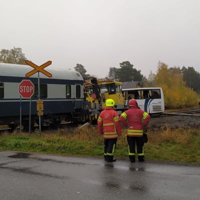 Pohjanmaalla Kaskisissa tapahtui ratatyökoneen ja koulubussin välinen törmäys tasoristeyksessä aamulla 5. lokakuuta 2021