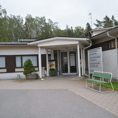 En byggnad i Sjundeå där bäddavdelningen och hälsocentralen finns.