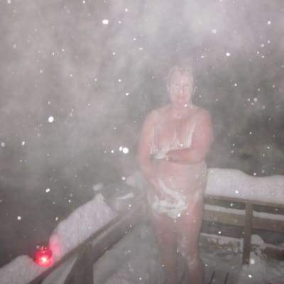 Kuva otettu 30.12.2012 vestervikin mökillämme svartholmenissa talvisessa saunassa, vaimoni suihkussa kolmentuhannen tähden hotellissa. Mökkimme sijaitsee vain puoli kilometriä Strömsöstä Raippaluotoon päin.