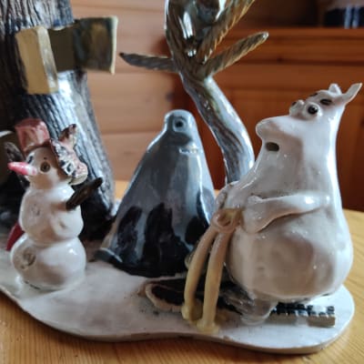 Tre figurer i keramik.