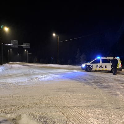 En polisbil står i en korsning på riksväg 25 i Svartå.