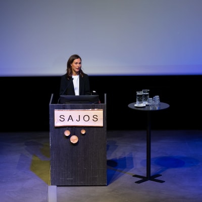 Sanna Marin pitämässä puhetta saamelaiskäräjien vaalikauden juhlassa Inarissa, saamelaiskulttuurikeskus Sajoksessa. 