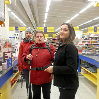 Synskadade Anni Vanhanen i S-Market butiken i Larsmo tillsammans med sin assistent och ett butiksbiträde