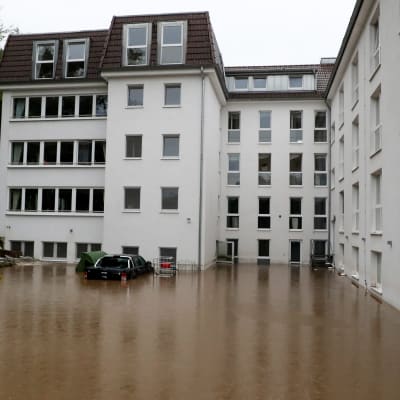 Översvämningar i Hagen vid ett stort flervåningshus med många lägenheter.