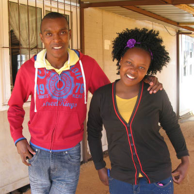 Elsie och Velaphi jobbar för att öka kunskapen och förståelsen om hiv och aids bland sina jämnåriga.