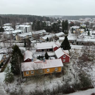 Hamaron kylän vanhat talot ovat jääneet keskelle Räntämäen lähiötä.