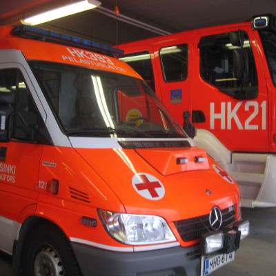 Ambulans och brandbil.